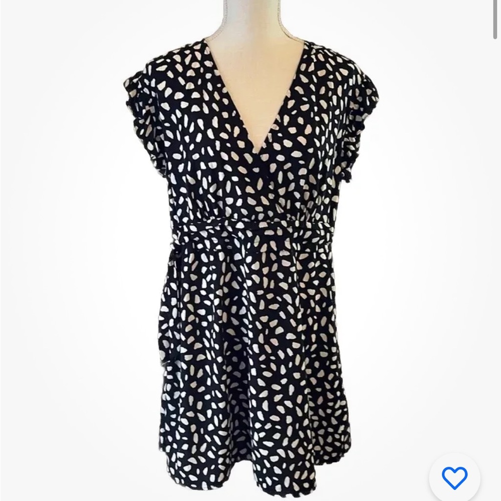 NWT Black Cream Print Short Sleeve V Neck Dress w/ Tie Waist Knee Length Size M
